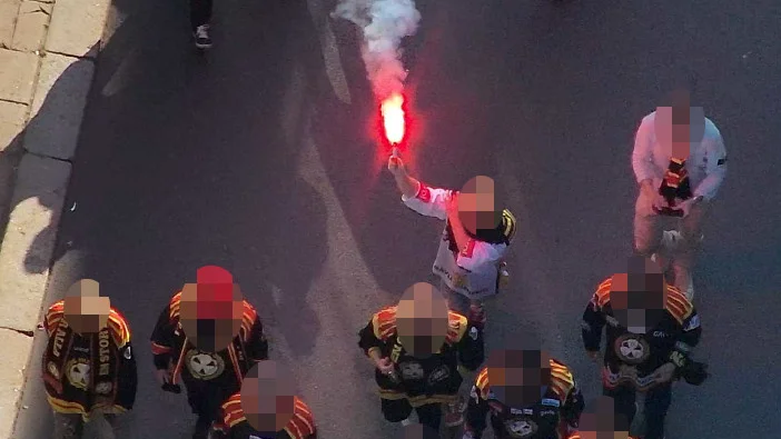 Den 38-årige mannen filmades av polisens drönare när han tände en bengal på S:t Larsgatan. (Bilden är hämtad ur förundersökningen.) 