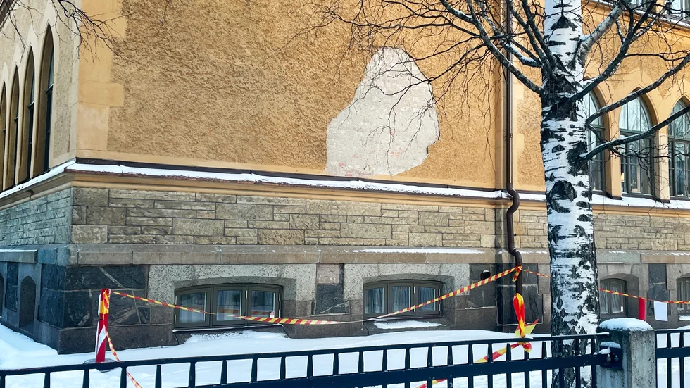 Så här såg det ut på kortsidan som vetter mot Lulsundsgatan. En bit av väggen lossnade plötsligt.
