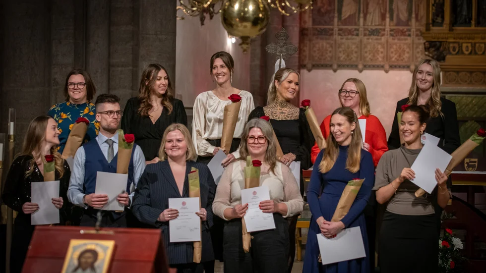 Alla nyutexaminerade elever samlade under ljuskronan i Visby domkyrka. 