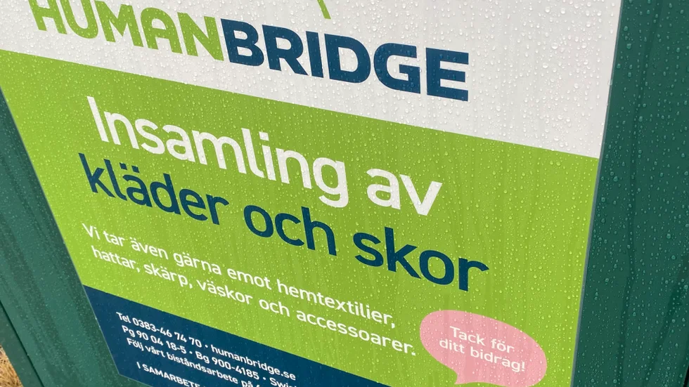 Skribenten anser att handeln måste ta mer ansvar för att folk inte köper massa kläder i onödan.