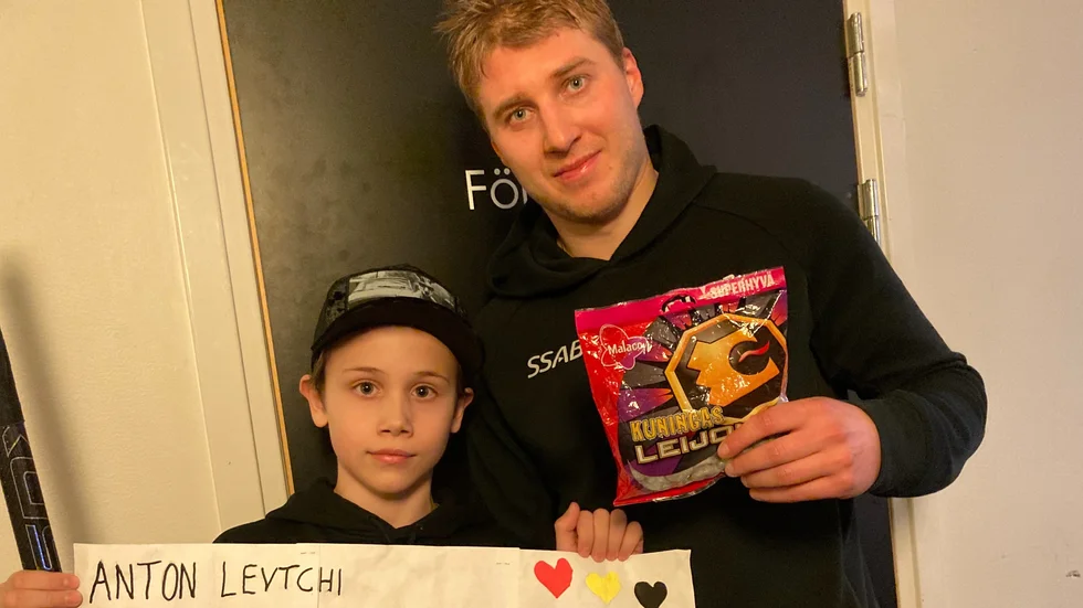 Anton Ström, 10, fick Anton Levtchis klubba i utbyte mot en finsk godispåse efter segern mot Timrå.