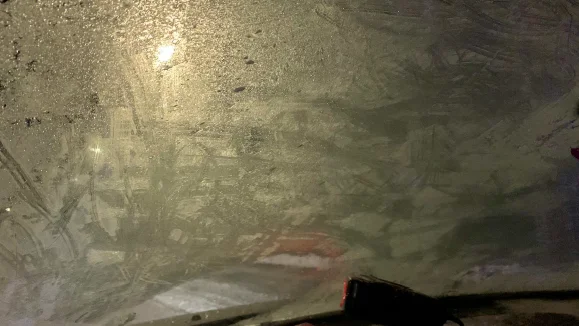 Isiga bilrutor gjorde bilfärden farlig, enligt polisen.