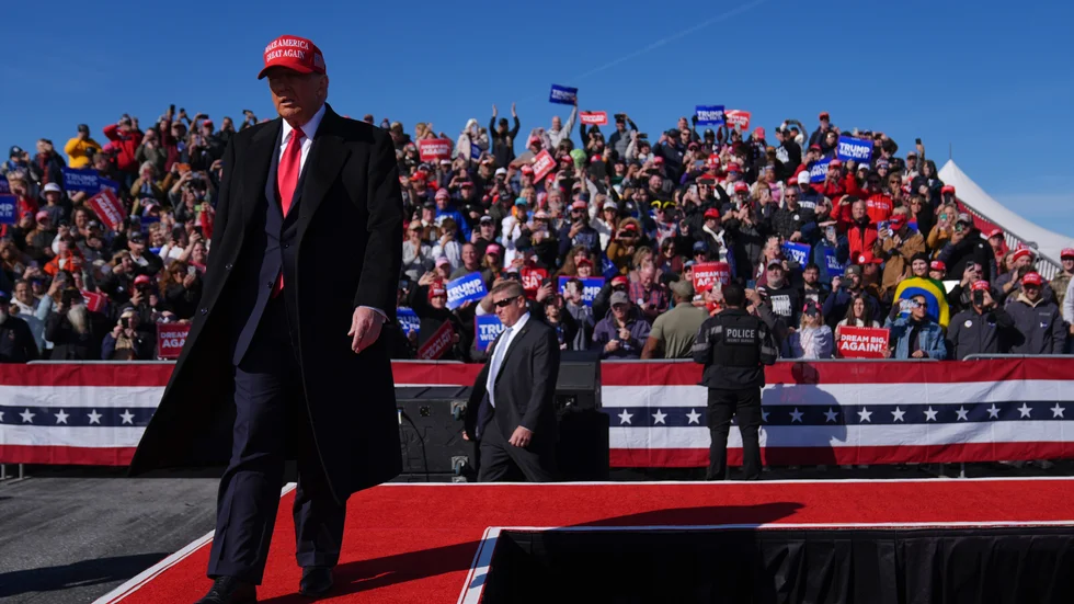 Republikanernas presidentkandidat Donald Trump vid ett valmöte i Lititz, Pennsylvania, på söndagen lokal tid.