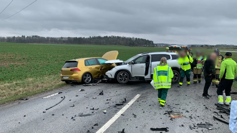 Efter krocken med bilen i motsatt riktning snurrade den vita bilen runt och krockade med bilen bakom.