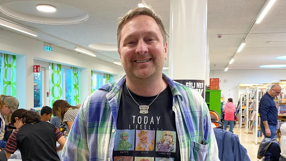 Johan Bergman från Lego Masters Sverige berättar att han ännu inte har hunnit bygga något på biblioteket själv, mycket jobb går åt att sortera allt lego.