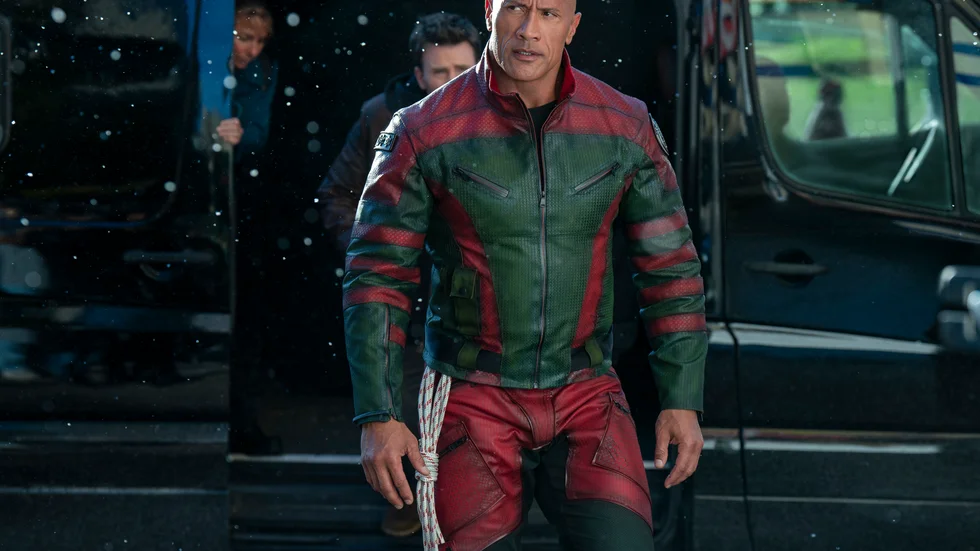 Trofasta livvakten Callum Drift (Dwayne Johnson) måste rädda jultomten från kidnappare i julfilmen "Red one".