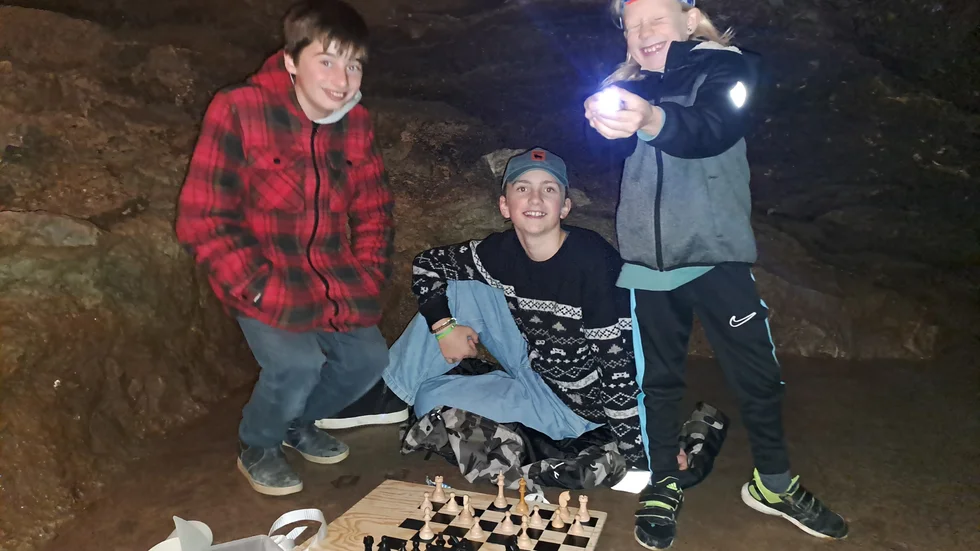 Viktor, Alve och Peter under schackspel i Lummelundagrottan.