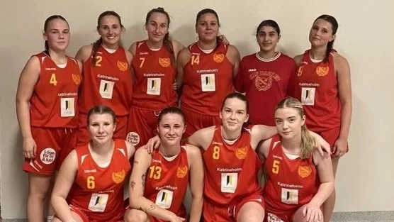 Damerna vann rosa matchen i söndags. Leeah Jatkola, Kajsa Nyberg, Nadja Hausmann, Jasmina Cohodarevic, Balar Muhammad, Nelli Sarajärvi, Nova Geiborg, Maja Edlund, Klara Löfving Lundin och Ida Holmgren.