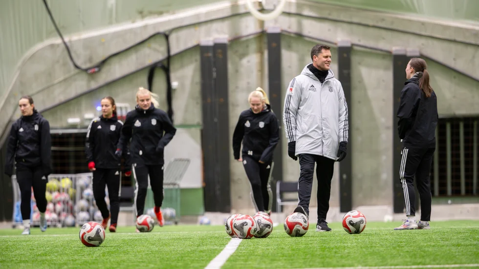 Fredrik Bernhardsson är ny huvudtränare i PIF dam. På tisdagen ledde han sin första träning. "Ett skönt första fotbollspass", tyckte han.