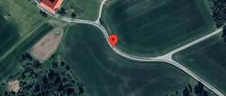 Ett körfält blockerat på grund av två stillastående personbilar på väg 1052