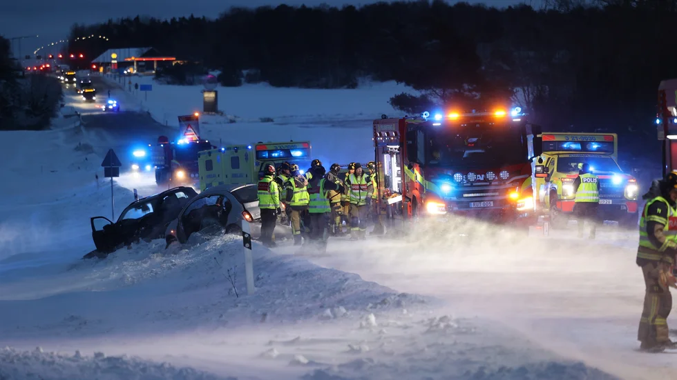 Två personer är allvarligt skadade efter en olycka på väg 55.