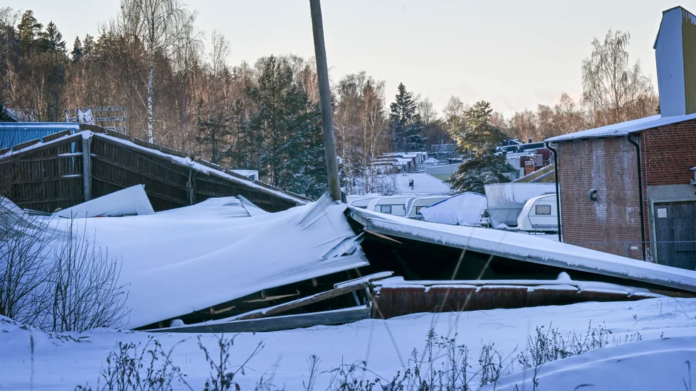 Mellan 30 och 40 fordon är fast under taket, som drygt en vecka efter raset fortfarande ligger kvar.