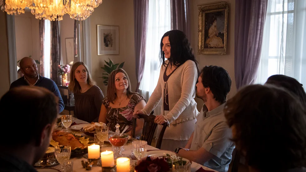 Ur den nya tv-serien. Media och psykologer har börjat få reda på vad som pågår i Knutby. Ett särskilt fokus riktas mot den församlingsmedlem som kom att kallas "Kristi brud".