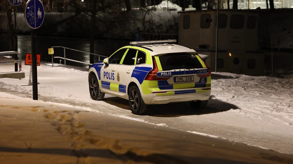 En kvinna hamnade i vattnet under tidig söndagsmorgon. 