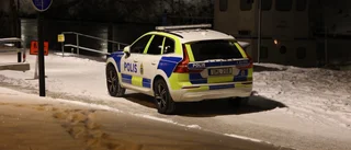 Kvinna räddad från Fyrisån – förd till sjukhus med ambulans