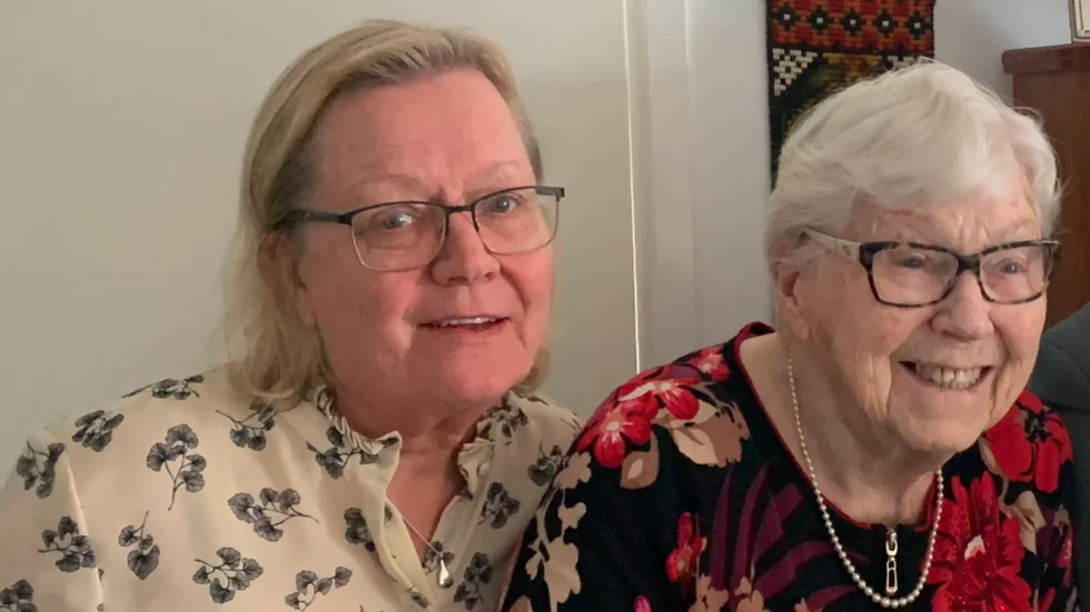 "Jag kommer ringa kommunen och ifrågasätta. Många har reagerat och det har varit mycket skriverier om att matsalen stängs. Men det känns inte att det går att göra något, kommunen har bara bestämt sig för något och vill inte ändra sig", säger Marie Strömdahl på bild tillsammans med sin mamma. 