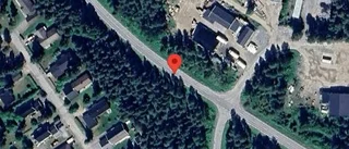 Två stillastående personbilar på väg 601 – stopp i ett körfält