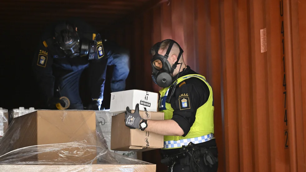 Tullinspektörer öppnar en container för att kontrollerar innehållet i samband med att statsminister Ulf Kristersson och justitieminister Gunnar Strömmer besöker tullen i Norviks hamn i Nynäshamn i maj 2024. I hamnen gjordes ett rekordbeslag av kokain i april i fjol.