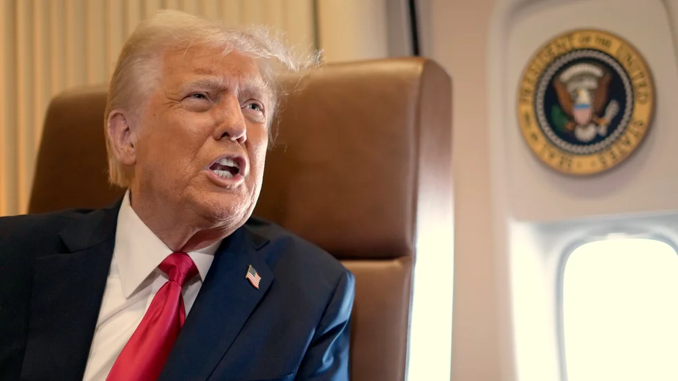 President Donald Trump talar med reportrar på söndagen, ombord på presidentplanet Air Force One när han flög till New Orleans för att delta i Super Bowl.