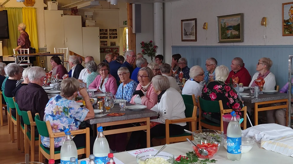 Deltagarna njöt av både surströmming och musikunderhållning.