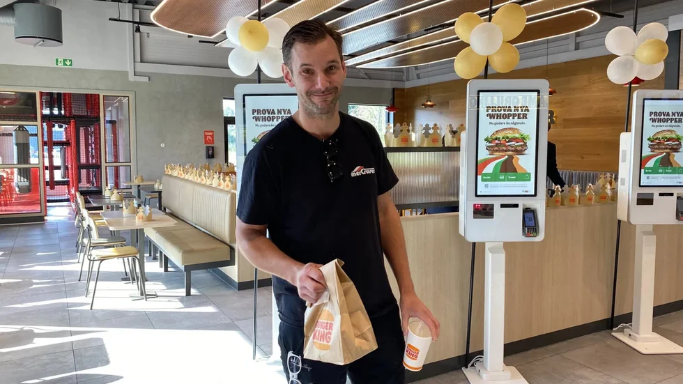 Johan Edin blev första kunden när Burger King nyöppnade i Eskilstuna på torsdagen – utan att veta om det. Fler bilder från öppningen nedan!