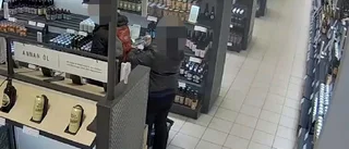 BILDBEVISET: Här stjäl paret vodka på Systemet i Linköping