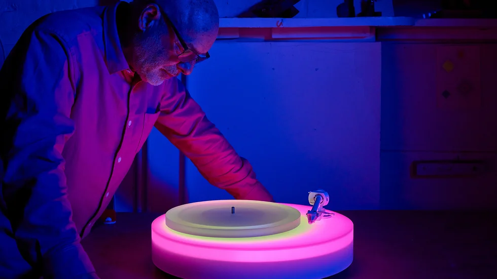 Brian Eno med sitt verk "Turntable II" (2024), som visas på Uppsalafestivalen Otherwordly i oktober.
