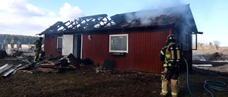 Gräsbrand spreds till förråd: ”Byggnaden är totalskadad”