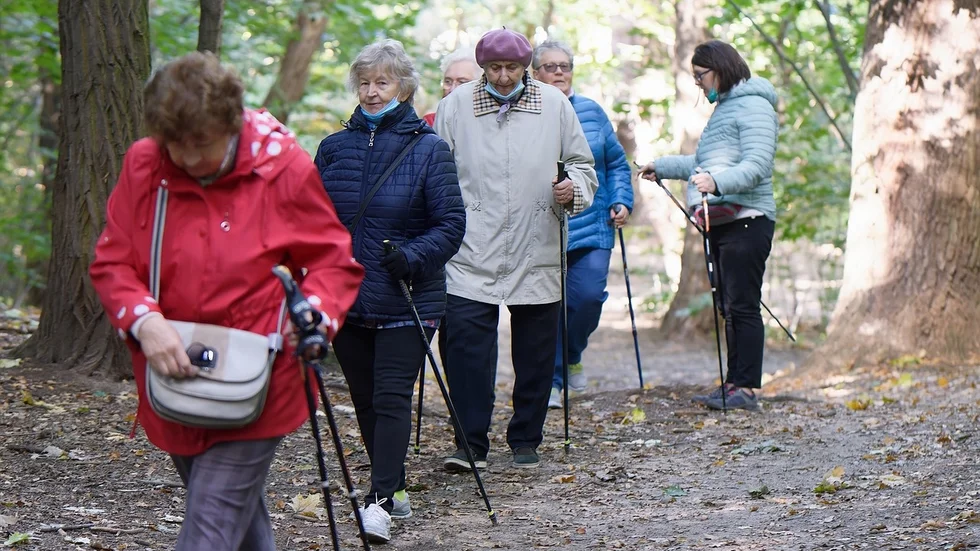 Vi årsrika medborgare kan bidra med mycket erfarenhet om krisen eller kriget kommer, och viljan att hjälpa till är stor, skriver Liza di Paolo-Sandberg och Gunn Bredstedt. (Personerna på bilden har inget samband med artikeln.)