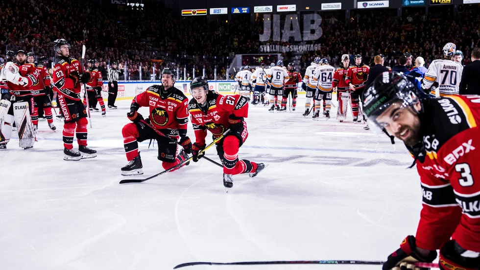 Frederic Allard (till höger) tar emot publiken hyllningar efter att Luleå Hockey slagit ut Växjö.

