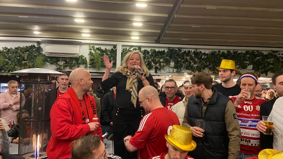 Christine Blomqvist Gyllby, ordförande i teknik- och fritidsnämnden, fanns på plats för att gratulera laget å kommunens vägnar.