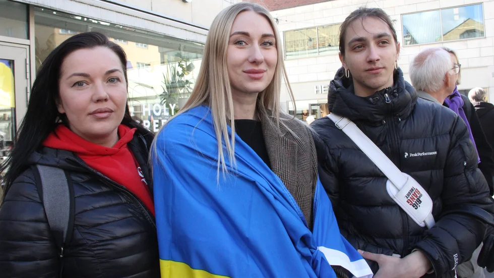 Marina Openyuvich, 37, Kristina Chohandarian, 31 och David Hulvanskyi, 19, som alla flytt från Ukraina till Uppsala hoppas att allt fler ska komma på måndagsmanifestationerna. "Det är bra att påminna om att kriget i Ukraina fortsätter. Det betyder mycket för oss att även många som inte är ukrainare kom hit för att visa sitt stöd", säger de.