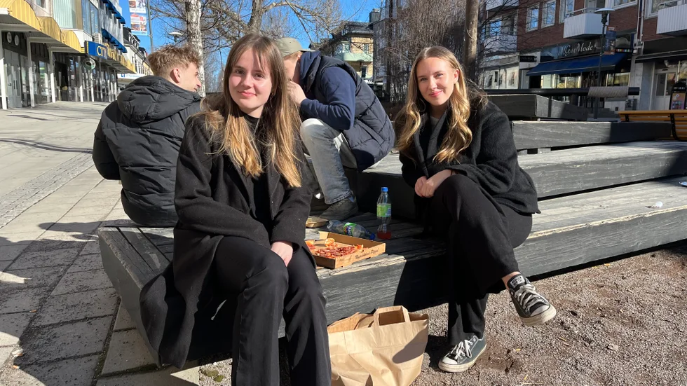 Tilda Wennerlöv och Turid Ulfhielm, Piteå: "När snön försvinner och gatusopningen görs så får jag vårkänslor, säger Tilda". "Man ser mer folk ute och det känns himla skönt att vara ute. Jag jobbar på förskola och det enda negativa är att det blir blött och barnen smutsiga, säger Turid".