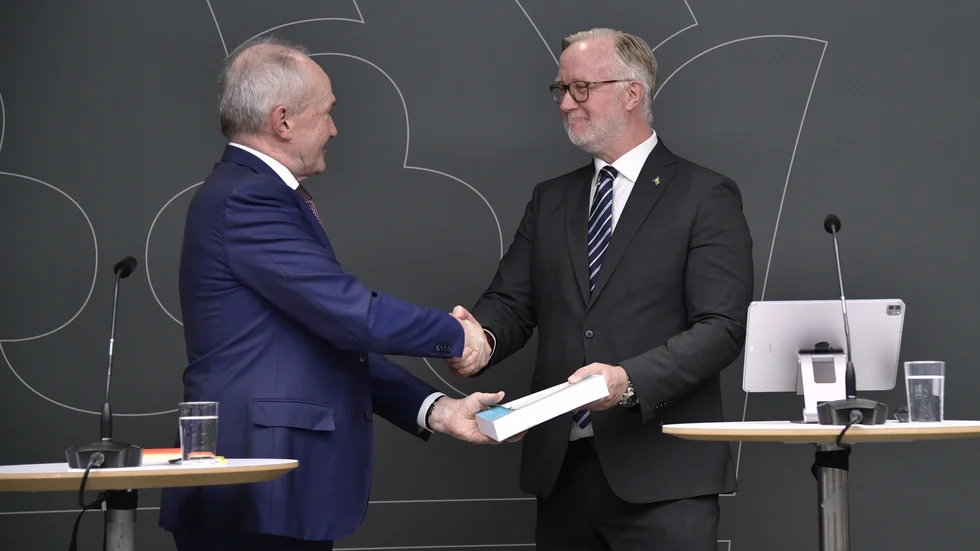 Kvällslektyr? Utredaren Joakim Stymne lämnar över delbetänkadet om vinst i friskolor till en märkvärdigt glad Johan Pehrson.