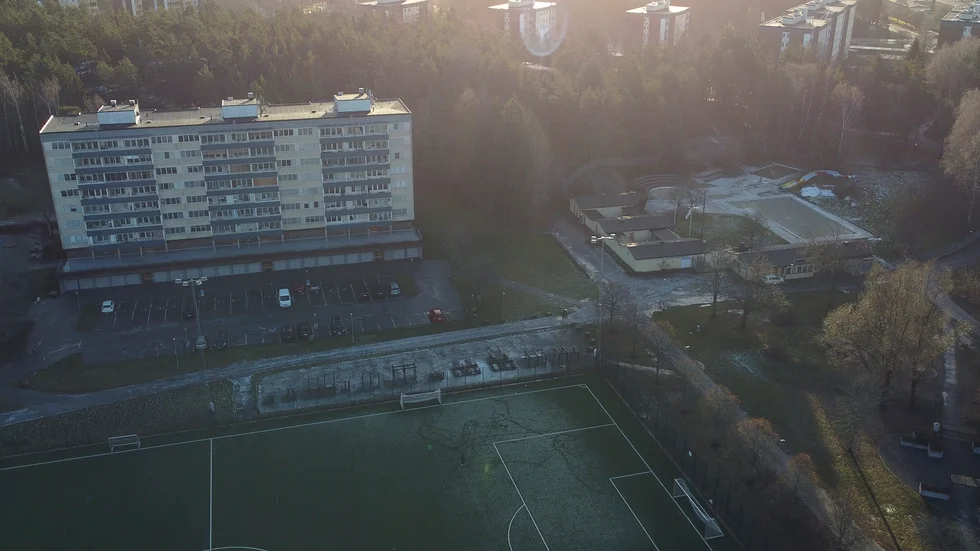 I Jordbro söder om Stockholm har det förekommit en hel del brott. Nu är en katrineholmskvinna misstänkt i ett av dem. Huset på bilden har inget samband med artikeln. 