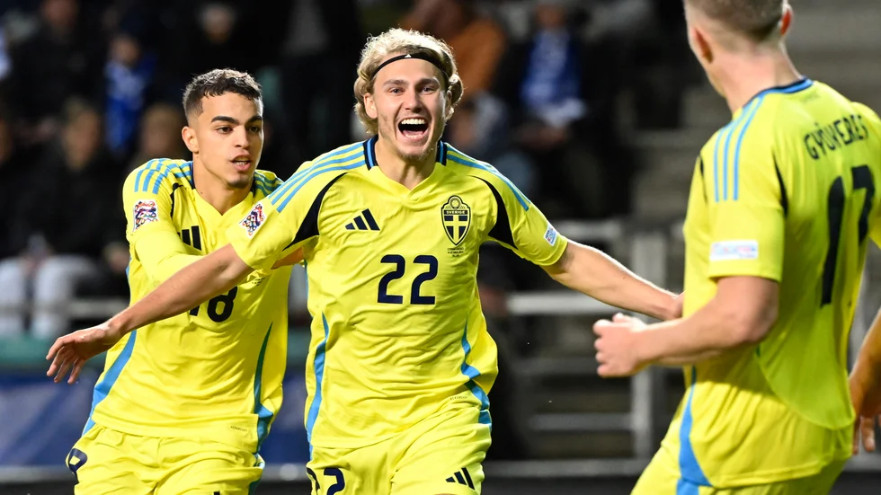 Sveriges Sebastian Nanasi jublar efter sitt 0-1-mål i matchen mot Estland. Till vänster ses Yasin Ayari. 
