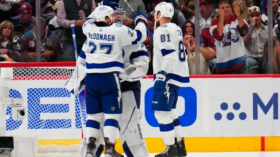 Tampa Bays målvakt Andrej Vasilevskij kramas om av Ryan McDonagh och Erik Cernak efter vinsten i Denver.