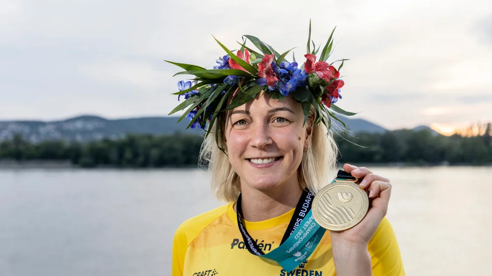 Sarah Sjöström med guldmedalj och krans efter VM-guldet på 50 meter fjäril på midsommarafton.