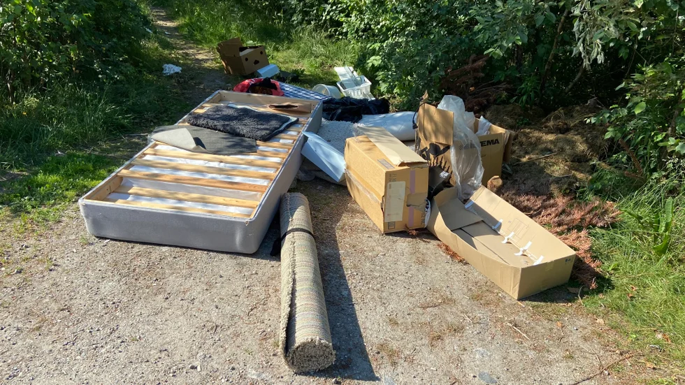 I stället för att åka till soptippen valde någon eller några att dumpa skräpet intill skogen på Knorranvägen i Laggarhult. 