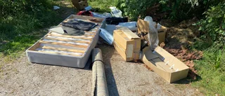 Flyttlass med säng, bord, matta och kläder dumpades i skogen 