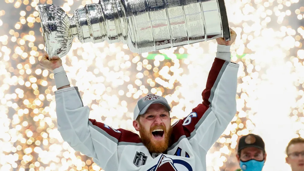 Gabriel Landeskog höjer Stanley Cup, som andre svensk lagkapten genom tiderna.