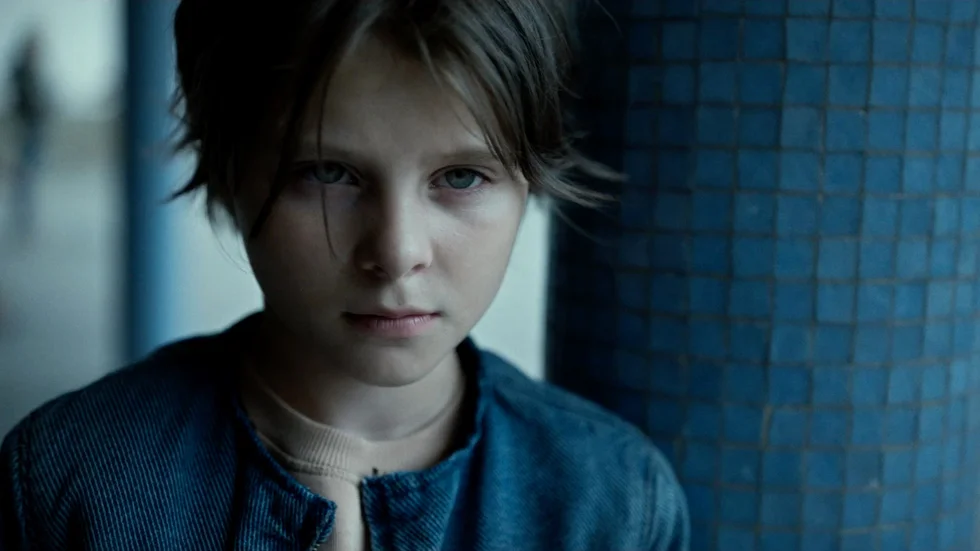 Maya Vanderbeque som sjuåriga Nora i den prisbelönta skolgårdsthrillern "Playground". Pressbild.