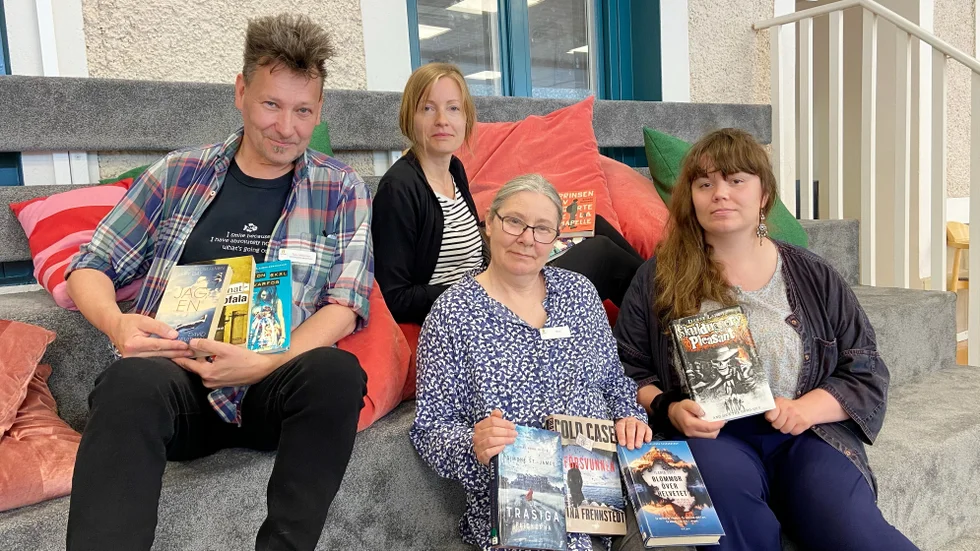 Tony Melander. Caroline Nordh. Maja Skoog och Klara Wikman på Vadstena bibliotek tipsar om böcker.
