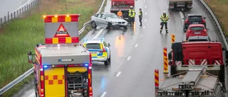 Bilist fick vattenplaning och körde in i mitträcket på E4 – två till sjukhus