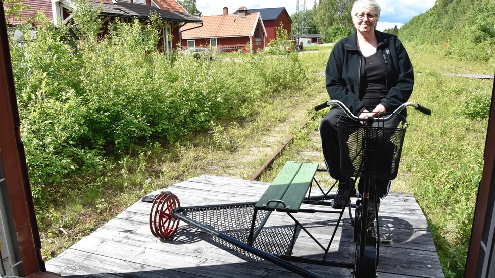 Ann-Charlotte Lundkvist på en av dressinerna som inom kort transporteras söderut.
