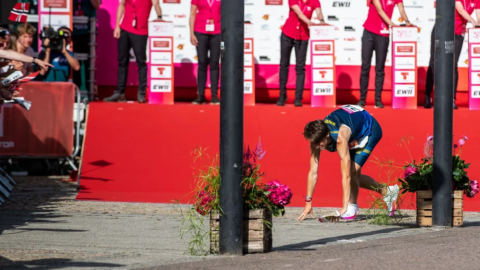 August Molléns VM-semifinal kunde tagit sllut här - i en kollision med en blomkruka. "Där hade det kunnat gå riktigt illa. Det var bara att ta sig upp och inte förivra sig".