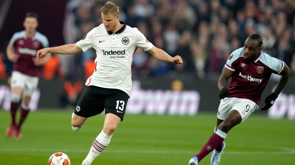 Det är färdigt för tidigare Frankfurt-spelaren Martin Hinteregger som avslutar karriären, 29 år ung. Arkivbild.