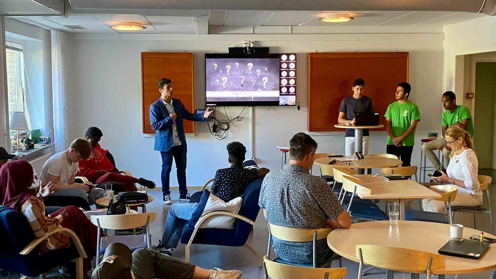Under presentationen från den sista gruppen behandlades ämnet trygghet och säkerhet. På bilden syns Aghiad Obied moderera frågor och åsikter på området.