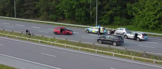 Polisen jagade bilist på E22 – trafiken stängdes av • Föraren misstänks för brott