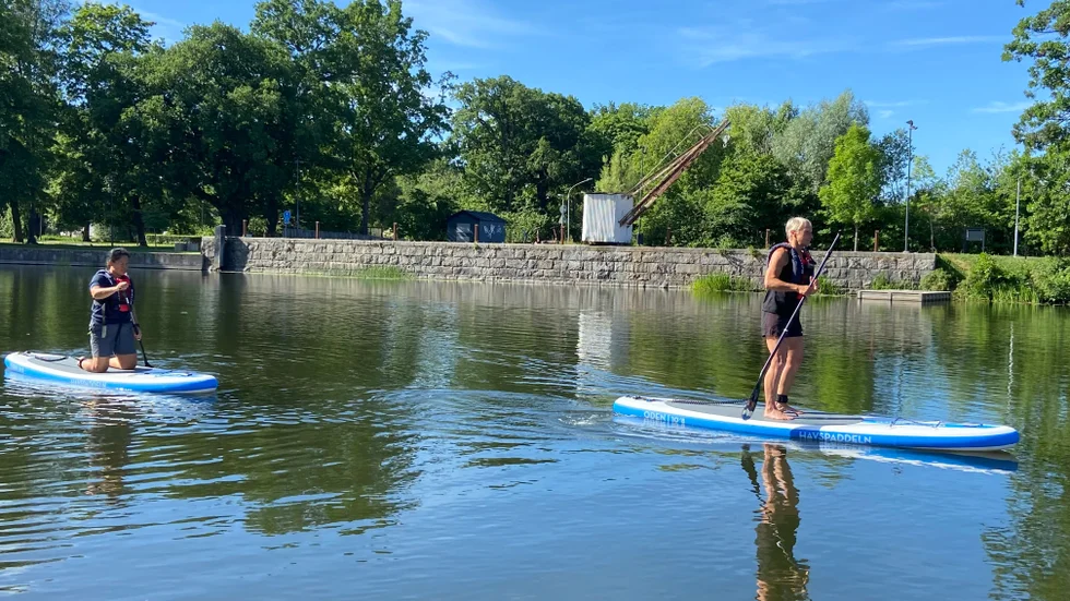 "Att paddla vid den här sidan av ån blir en ny upplevelse för många, man kommer långt åt det här hållet", säger Munktellbadets SUP-instruktör Malin Mejenqvist.